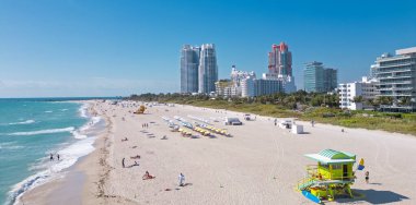 Turkuaz okyanus ve gökyüzü olan Miami kıyısı. Miami şehri. Miami 'nin ünlü okyanusu. Miami Plajı silüeti