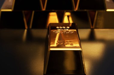 Birikimlerim için altın. Yatırım ve ticaret için altın. Altın ve bankacılık kavramları. Metal rezervi için 24 bin altın.