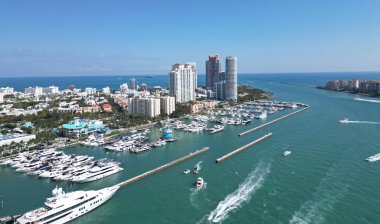 Marinası, yatı ve kıyı şeridi olan Miami Plajı 'nın havadan görüntüsü. Miami sahili kıyı şeridi, tekneli. Marina limanı olan Miami Beach şehri. Miami sahilinin sahil manzarası. Yatı ve limanı var.