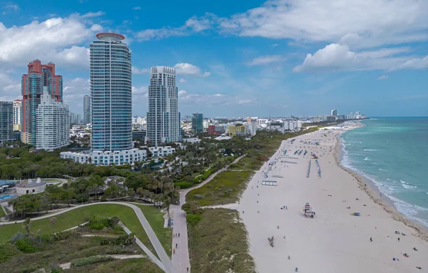 İHA 'dan Miami sahiline. Miami bölgesi gökyüzü manzarası. Panoramik Miami kıyı şeridi. Miami kıyısı