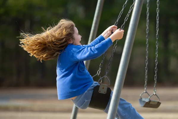 Çocuk salıncakta eğleniyor. Çocuk bahçesinde mutlu bir çocuk. Kaygısız çocuk dışarıda sallanıyor. Mutlu çocuklar dışarıda oynuyor. Sarışın çocuk heyecandan titriyor. Dışarıdaki oyuncu çocuk. Eğlenceli çocuk suratı