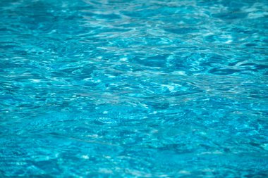 Yüzme havuzunda yırtık su. Mavi yüzme havuzunun yüzeyi, suyun arka planı