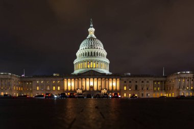 Capitol kubbesi ve gece ışıkları. Amerikan Kongre Binası Panoraması. Washington Capitol binasının gece görüşü. Tarihi Washington DC binası. ABD Capitol binasının gece manzarası