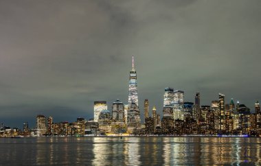 New York gece silueti. New York şehri panorama gecesi. New York Manhattan gökyüzü gecesi. New York Parlayan Şehir Gecesi
