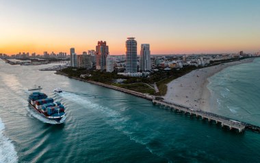 Konteynır gemisi Miami sahiline kargo taşıyor. Yük konteynerli kargo gemisi. Kargo ile küresel ticaret kavramı. Okyanustaki konteynır gemisi. Kargo gemisinin insansız hava aracı görüntüsü