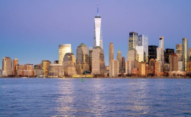 Manhattan gökdelenleri New York 'a seyahat ediyor.