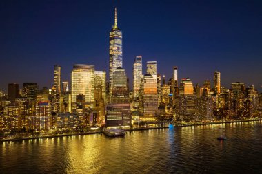 Manhattan 'la New York gece manzarası. New York City panoramik silueti. Hudson manzaralı New York silueti. New York gece metropolü. New York panoramik. Gece NYC gökdelenleri, panoramik gökyüzü