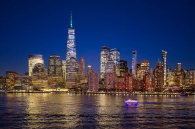 Rıhtım boyunca New York şehri manzarası. Manhattan şehir merkezinin yukarısındaki New York hava şeridi. Gökdelenli New York manzarası. New York gece gökyüzü manzarası. NYC Metropolis 'in gece manzarası