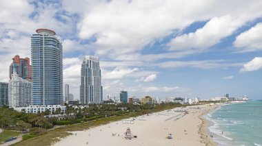 Gökdelenleri olan Miami şehri manzarası. Miami Rıhtımı, Güney Noktası. Miami sahili kıyısı. Miami kıyısı