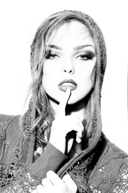 Genç kadın sus hareketi ile