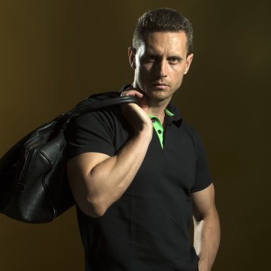 Çanta ile güçlü kas adam