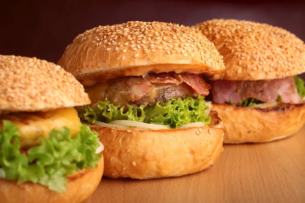 Hamburger gustoso al coperto — Foto Stock