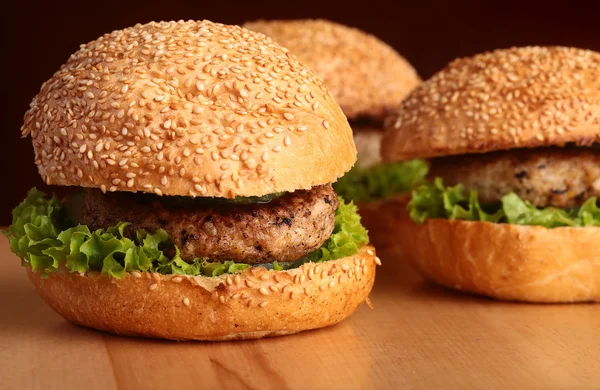 Ízletes burger fedett — Stock Fotó