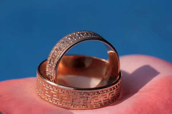 İki Altın Nikah Yüzüğü — Stok fotoğraf