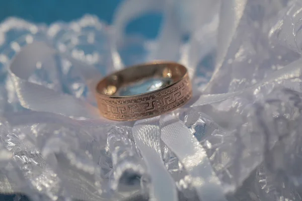 One golden wedding ring — Stock fotografie