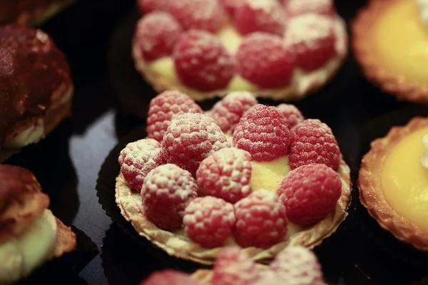 Copos de pastelaria cheios de framboesas — Fotografia de Stock