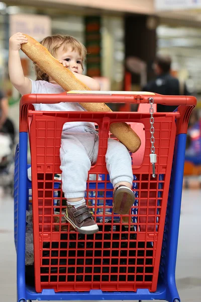 Niño con pan en la tienda — Foto de Stock