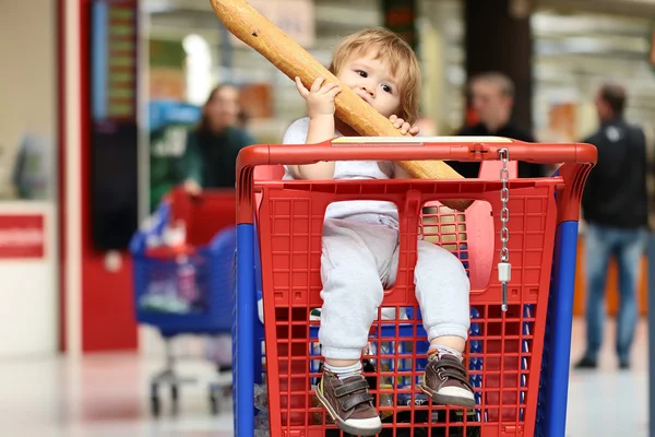 Chlapec s chlebem v obchodě — Stock fotografie