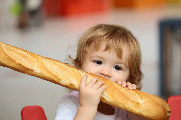 Niño con pan francés — Foto de Stock