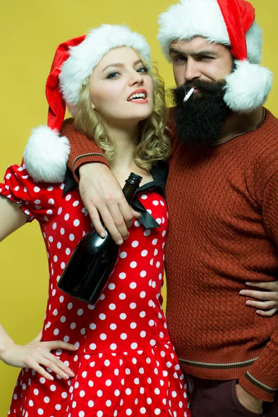 Pareja de Navidad con botella y cigarrillo — Foto de Stock