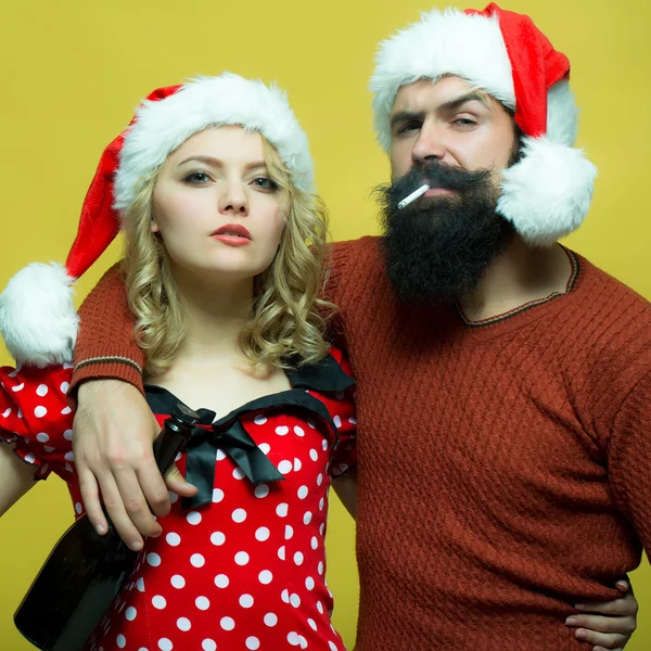 Pareja de Navidad con botella y cigarrillo — Foto de Stock