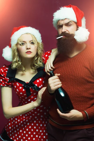 クリスマス カップル ボトルとタバコ — ストック写真