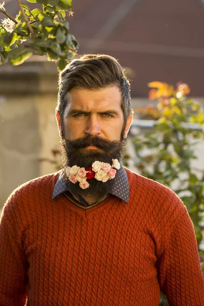 Hombre con flores en la barba — Foto de Stock