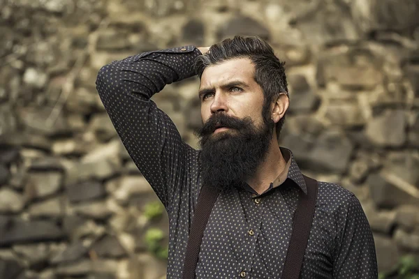 Elegante hombre barbudo al aire libre — Foto de Stock