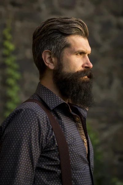 Elegante hombre barbudo al aire libre — Foto de Stock