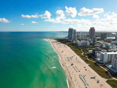Miami Plajı 'nın gökyüzü manzarası. Miami Sahili 'nin insansız hava aracı görüntüsü. Güney Miami Plajı ve okyanus. Gökdelenleri ve kıyı şeridi olan Miami Plajı gökdelenleri