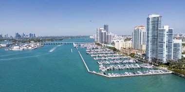 Gökdelenleri olan Miami şehri manzarası. Miami Rıhtımı, Güney Noktası. Miami sahili kıyısı. Miami kıyısı
