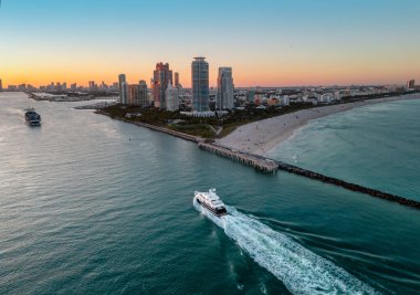 Miami Plajı gece hava görüntüsü. İHA 'dan Miami sahil şeridine. Miami kıyı şeridi. Gece Miami Sahili 'nin havadan görünüşü