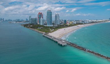 Turkuaz okyanus ve gökyüzü olan Miami kıyısı. Miami Beach silueti. Miami 'nin ünlü okyanusu. Miami kıyısı