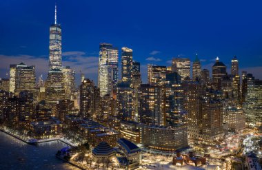 New York şehir merkezi gece silueti. NYC gece manzarası. Geceleri New York şehrinin silueti. New York Parlayan Şehir Gecesi