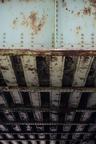 Endüstriyel çelikte pas ve aşınma. Şehir ortamında yıpranmış metal dokusu. Güç kavramına sahip endüstriyel demir yapısı. Dayanıklılık fikrine sahip mekanik çelik arka plan