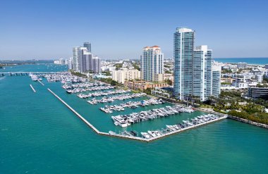 Miami şehri hava manzarası. Miami sahili şehir manzarası. Miami Plajı şehir merkezinde. Miami Okyanusu kıyısı