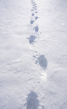 Donmuş patika boyunca yürü. Kışın kar altında ayak izleri. Buzlu yolda ayak sesleri. Kar dışarı çıkar. Kış geçidinde adımlar. Karla kaplı yola bas. Karda yürüyorum