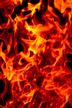 Siyah üzerine ateş. Yangın arka planı. Ateş kıvılcımları. Ateş parlama etkisi