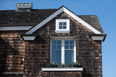 Sedir kiremitli ev davetkar geliyor. Parlak pencereli klasik yüzün temiz görünüyor. Çiçek kutusu olan geleneksel evleri cazibe katıyor.