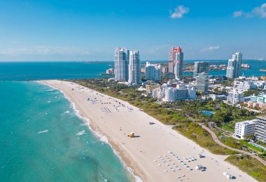 Miami bölgesi gökyüzü manzarası. İHA 'dan Miami sahiline. Panoramik Miami kıyı şeridi. Miami Şehri