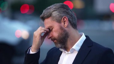 Yetişkin bir adam endişe ve endişelerle boğuşuyor. İş stresi akıl sağlığını etkiliyor. Adam işten sonra hayal kırıklığına uğramış ve bitkin hissediyor. Şirket yaşam tarzı baskı konsepti