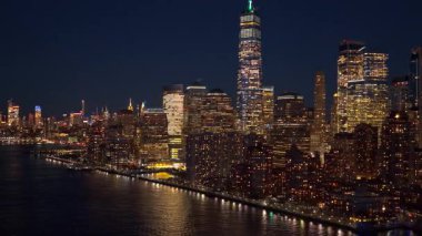 Gece ışığında New York. New York şehrinin silueti. Geceleri kuleleri olan New York 'lu Manhattan. New York Manhattan 'da ikonik kuleler, NYC. Geceleri New York gökdelenleri, New York