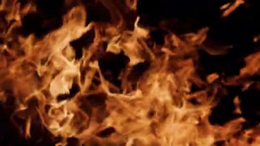 Siyah arka planda yavaş çekim alevlerini ateşleyin. Ateş yavaş çekimde doğal ışıltıyla yanar. Yavaş çekim alevli sinematik akışı ateşleyin. Yavaş çekim soyut alev dokusunu ateşle