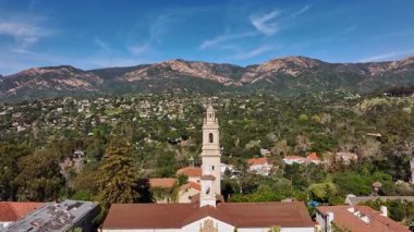 Santa Barbara kıyıları ve dağları. Kaliforniya hava manzarası Santa Barbara. Santa Barbara sahil şeridi panoraması. Santa Barbara yerleşim havası