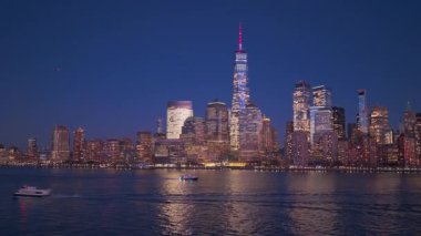 New York Manhattan 'ın deniz manzarası. Mavi tonlu New York silueti. Geceleri NYC panoraması. New York Manhattan ikonik hava manzarası, New York. Geceleri New York City Panoraması