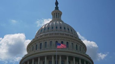 Amerikan bayrağı heykel cephesinde dalgalanıyor. Washington DC 'de Amerikan bayrağı. Özgürlük sembolü için Amerikan bayrağı. Capitol Mimarisinde Amerikan bayrağı