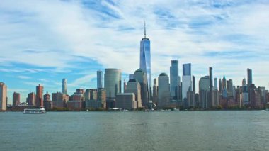 New York metropolü ufku dolduruyor. New York silueti gün ışığında parlar. New York şehri ikonik görünüyor. New York kuleleri şehir merkezinde şekilleniyor. New York, Amerika 'yı temsil ediyor.