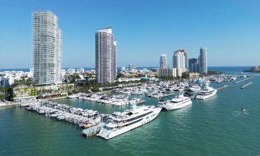 Miami Beach Florida 'da tekneleri olan bir Marina. Miami sahili kıyı şeridi, tekneli. Marinası, yatı ve kıyı şeridi olan Miami Plajı 'nın havadan görüntüsü. Miami Sahili marinası ve Biscayne Körfezi