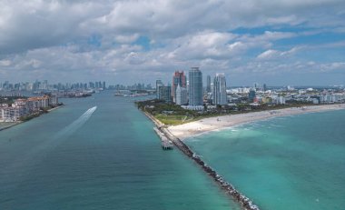 Turkuaz okyanus ve gökyüzü olan Miami kıyısı. Miami şehri. Miami 'nin ünlü okyanusu. Miami Plajı silüeti
