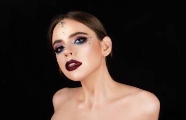 Makyaj modeli modası. Makyaj stüdyosu. Makyaj dumanlı gözler. Makyaj cazibesi lüks